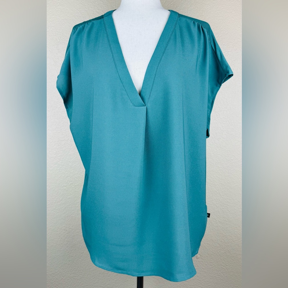 Banana Republic women’s top. Teal blue/green short sleeve, v-neck top. Size XL